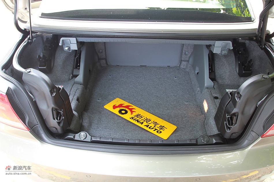 宝马330i敞篷轿跑车