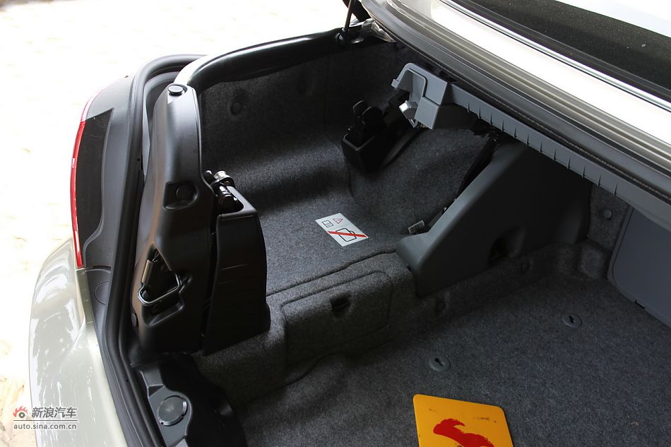 宝马330i敞篷轿跑车