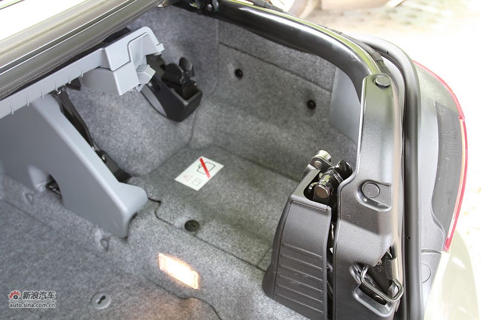 宝马330i敞篷轿跑车