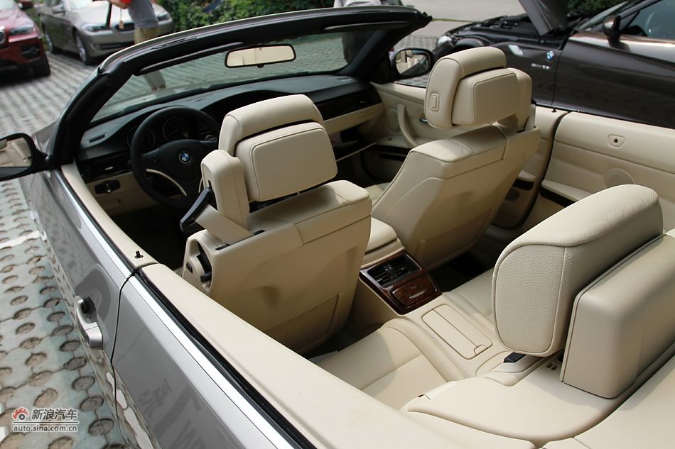 宝马330i敞篷轿跑车