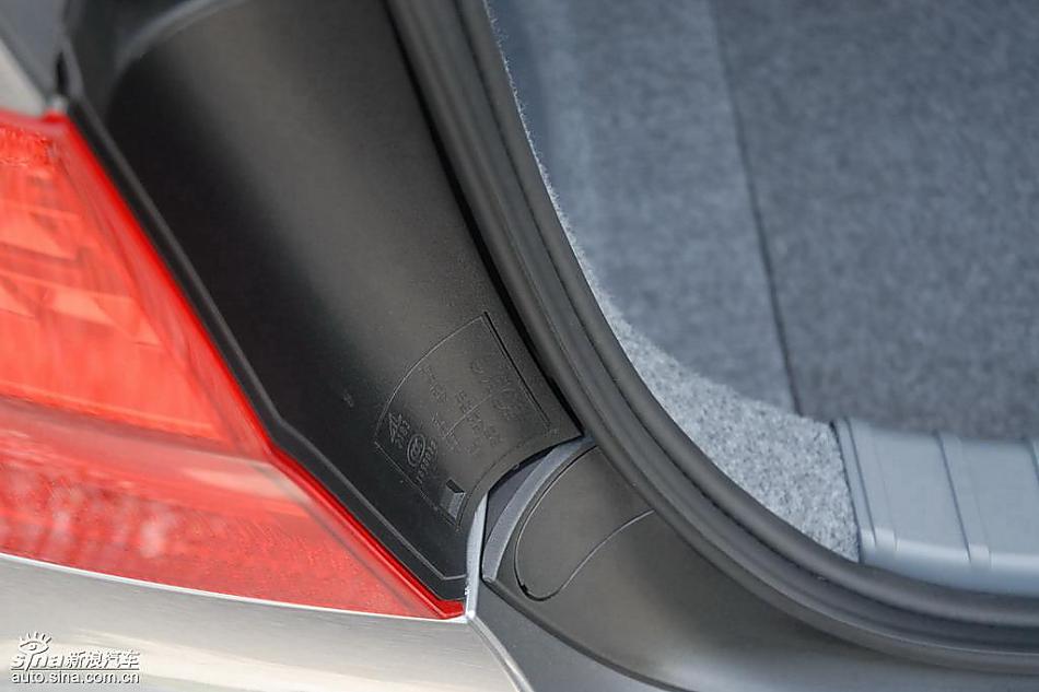 09款宝马3系轿车后备厢