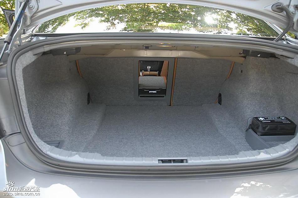 09款宝马3系轿车后备厢