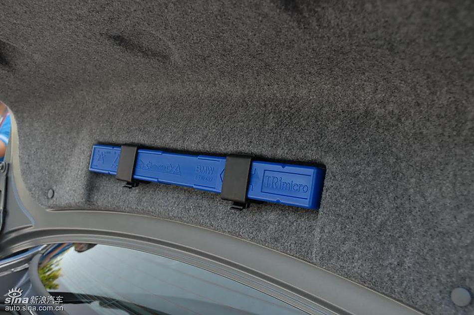 09款宝马3系轿车后备厢