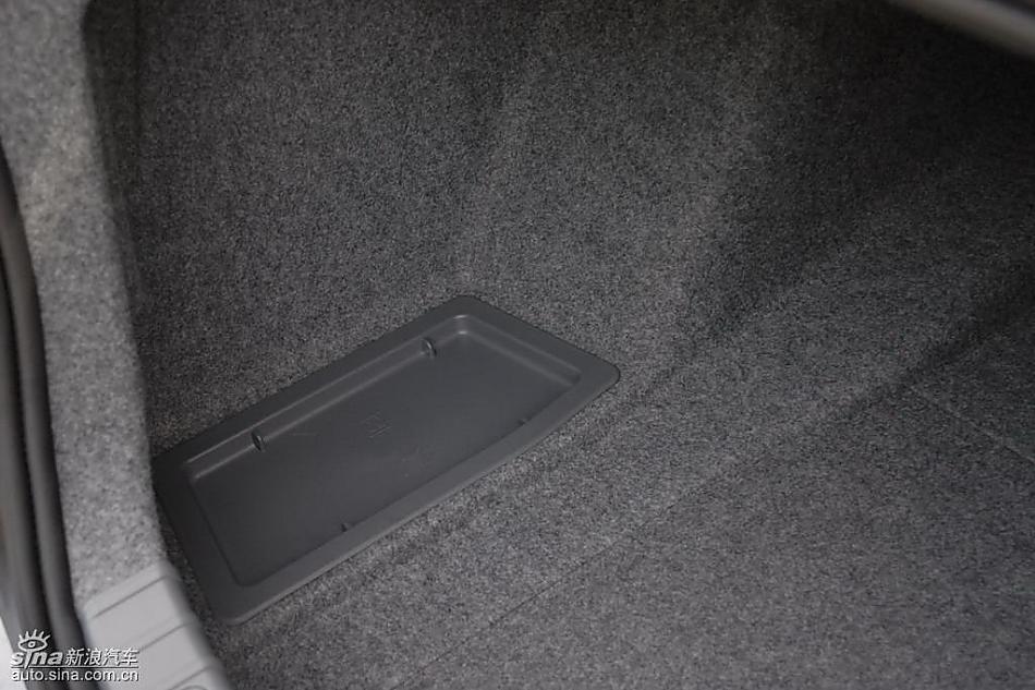 09款宝马3系轿车后备厢