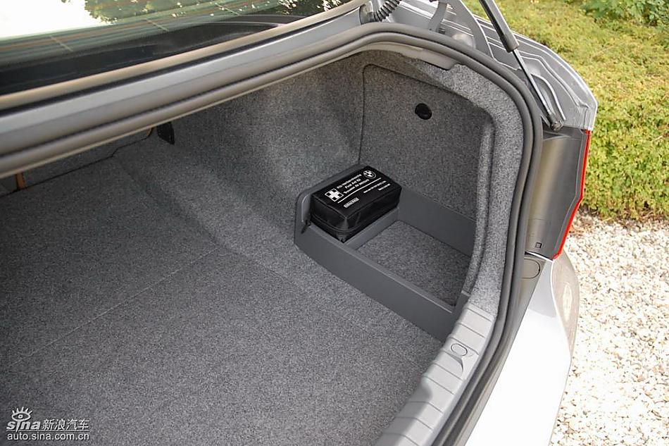 09款宝马3系轿车后备厢