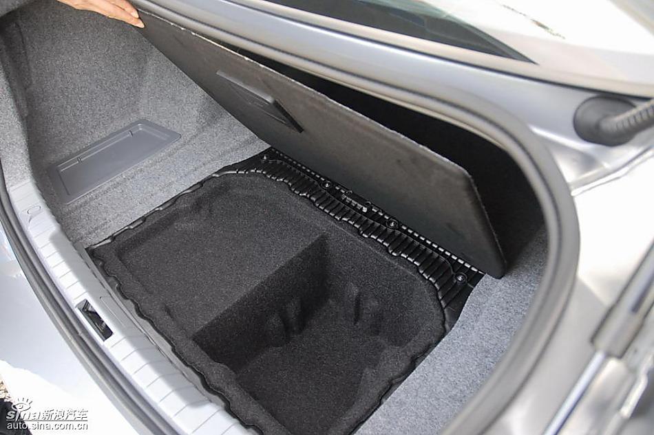09款宝马3系轿车后备厢