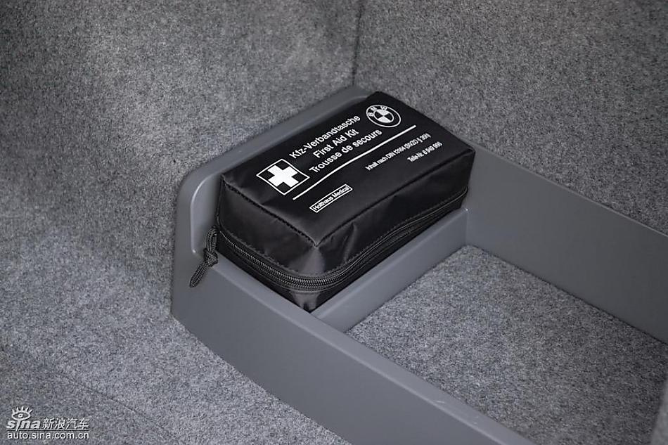 09款宝马3系轿车后备厢