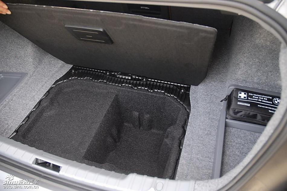 09款宝马3系轿车后备厢
