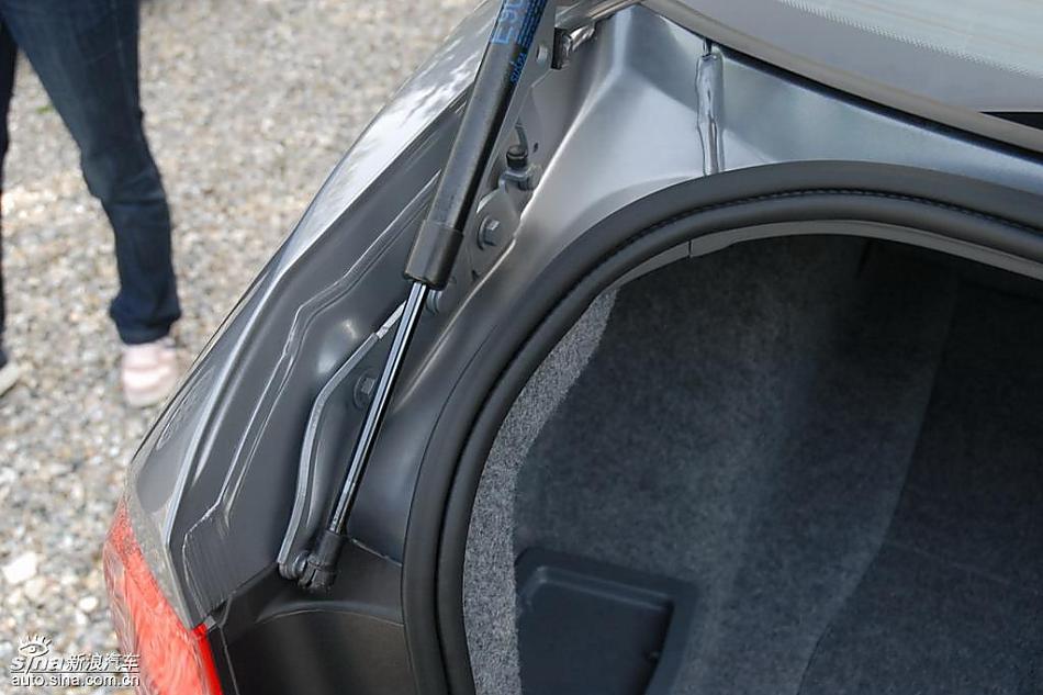 09款宝马3系轿车后备厢