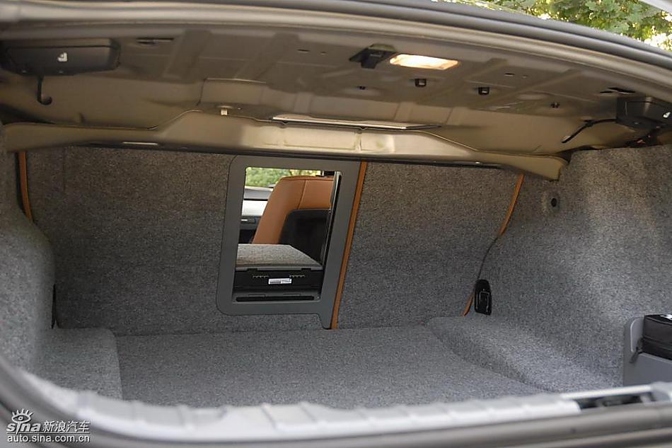 09款宝马3系轿车后备厢