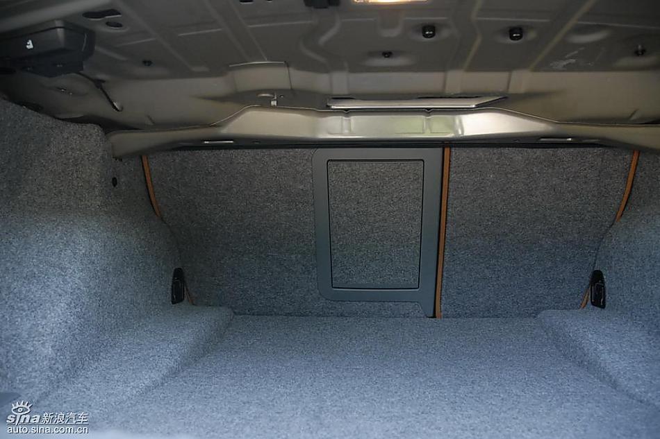 09款宝马3系轿车后备厢