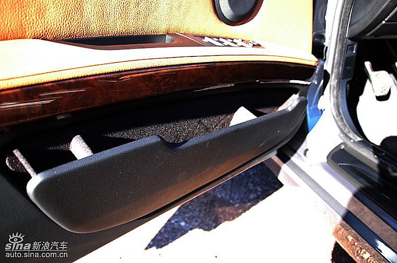 宝马335i敞篷轿车左前门储物格