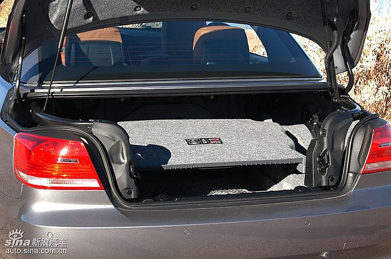 宝马335i敞篷轿车后备箱