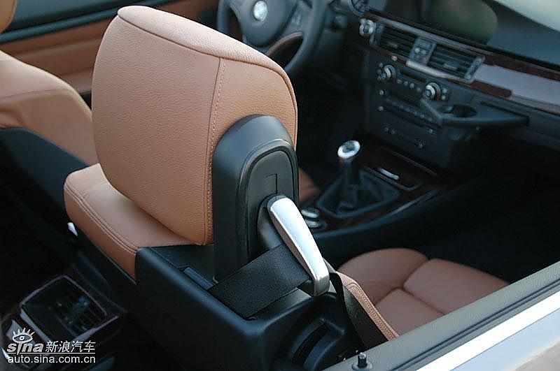 宝马335i敞篷轿车前排安全带