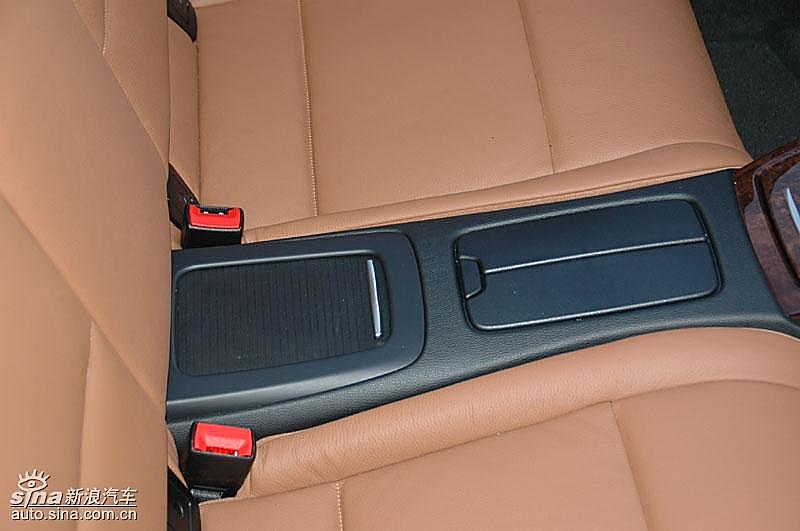 宝马335i敞篷轿车后排储物盒