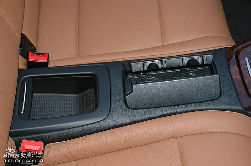 宝马335i敞篷轿车后排储物盒打开状态