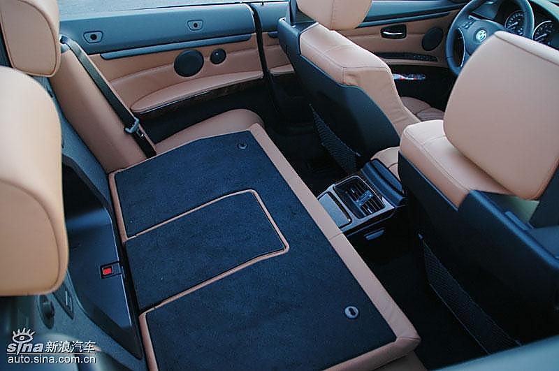 宝马335i敞篷轿车后排座椅放倒