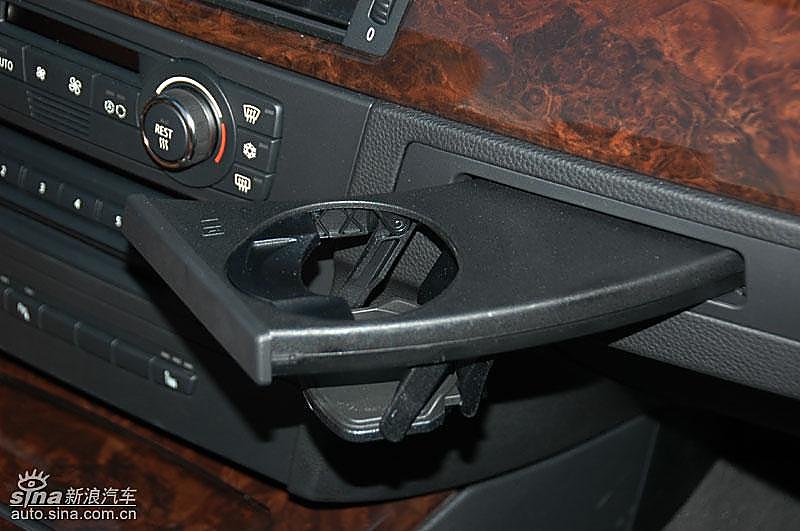 宝马335i敞篷轿车前排杯架