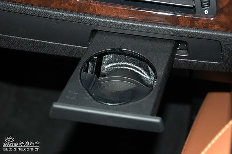 宝马335i敞篷轿车前排杯架