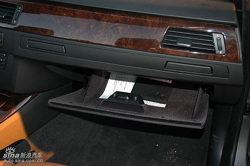 宝马335i敞篷轿车前排储物盒