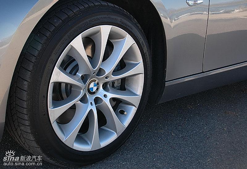 宝马335i敞篷轿车左前轮