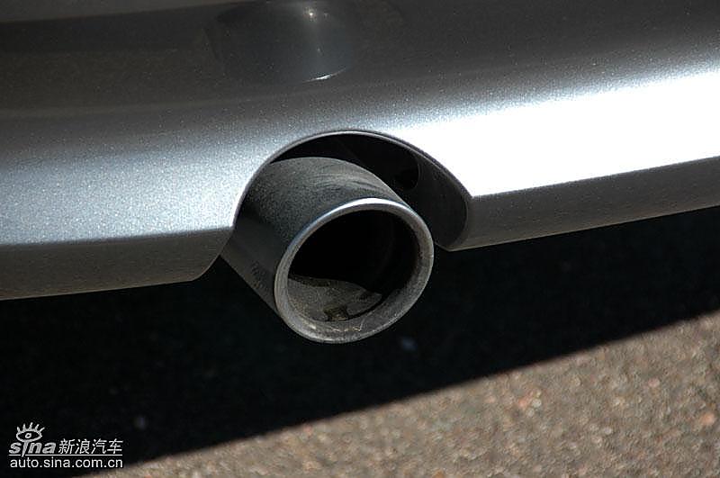 宝马335i敞篷轿车排气管