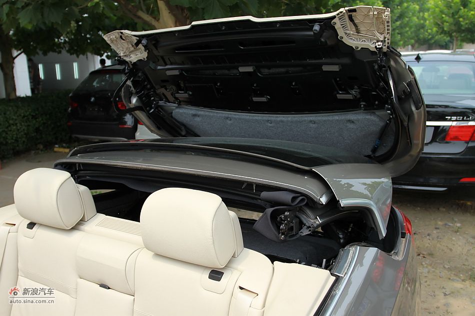 宝马330i敞篷轿跑车