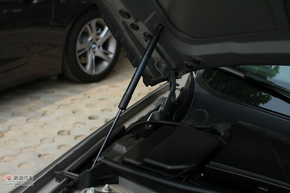 宝马330i敞篷轿跑车