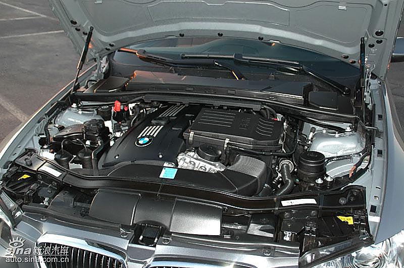 宝马335i敞篷轿车发动机舱