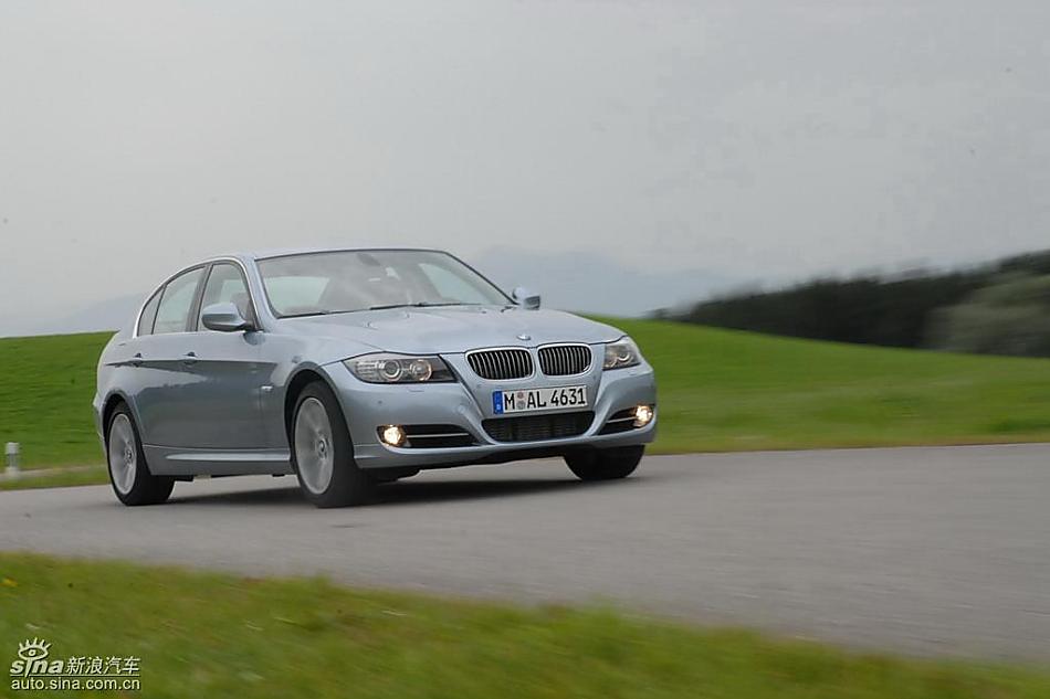 09款宝马3系轿车行驶动态