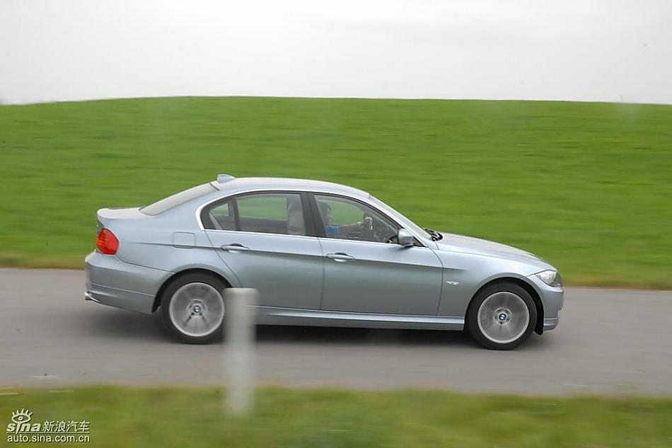 09款宝马3系轿车行驶动态
