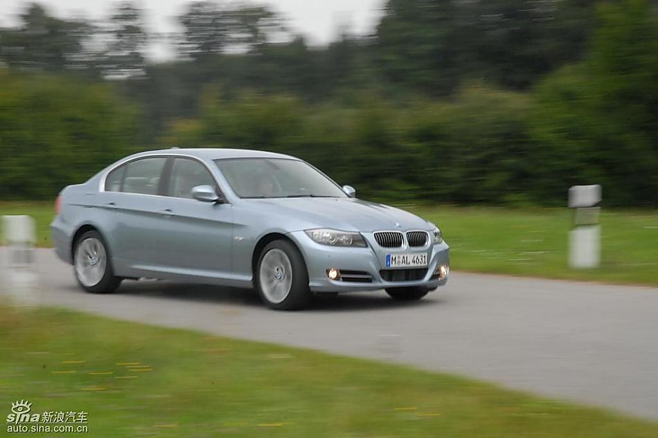 09款宝马3系轿车行驶动态