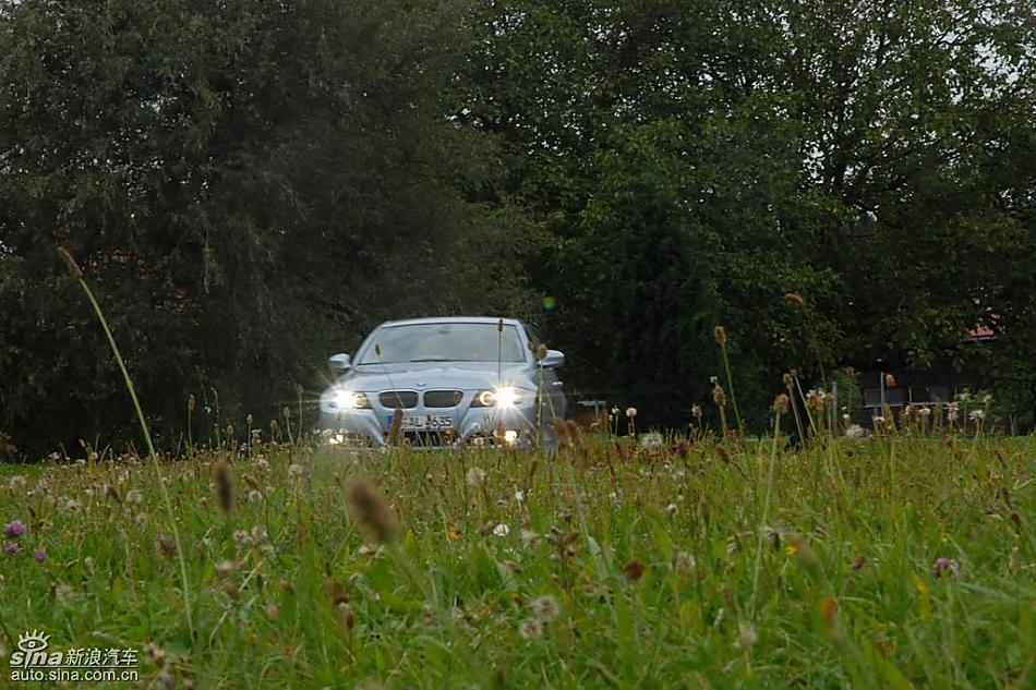 09款宝马3系轿车行驶动态