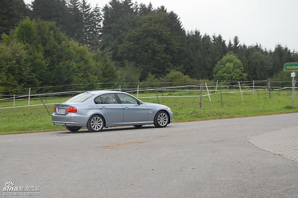 09款宝马3系轿车行驶动态