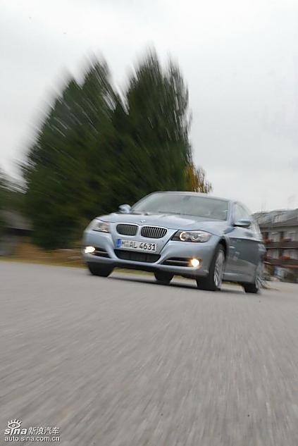 09款宝马3系轿车行驶动态