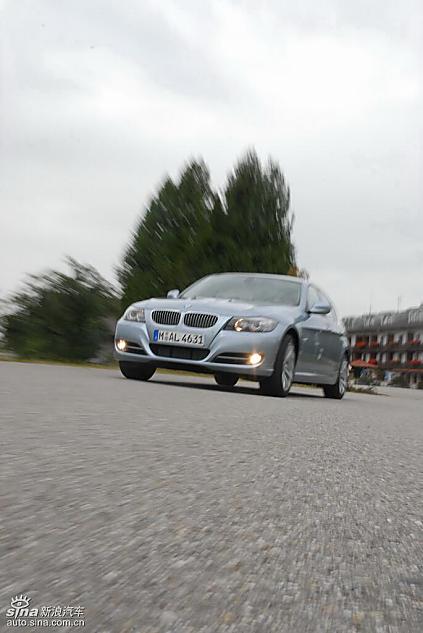 09款宝马3系轿车行驶动态