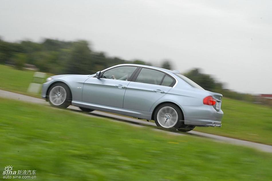 09款宝马3系轿车行驶动态