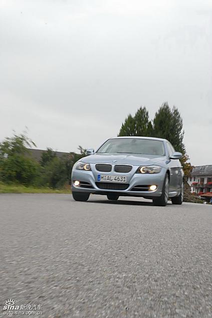 09款宝马3系轿车行驶动态