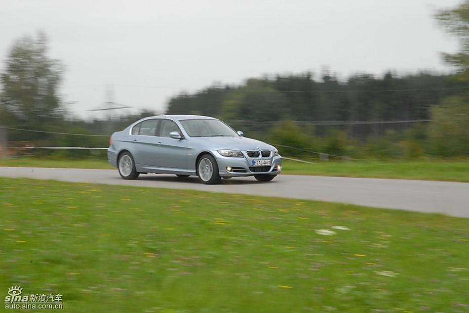 09款宝马3系轿车行驶动态