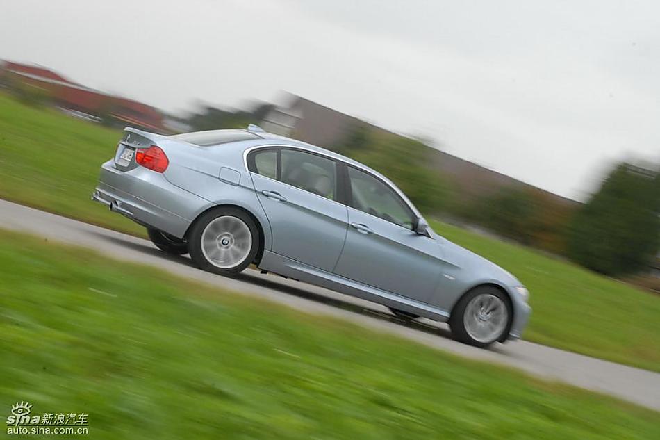 09款宝马3系轿车行驶动态