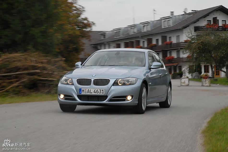 09款宝马3系轿车行驶动态