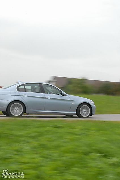 09款宝马3系轿车行驶动态