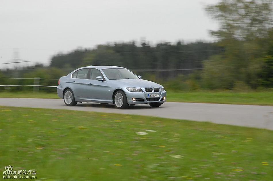 09款宝马3系轿车行驶动态