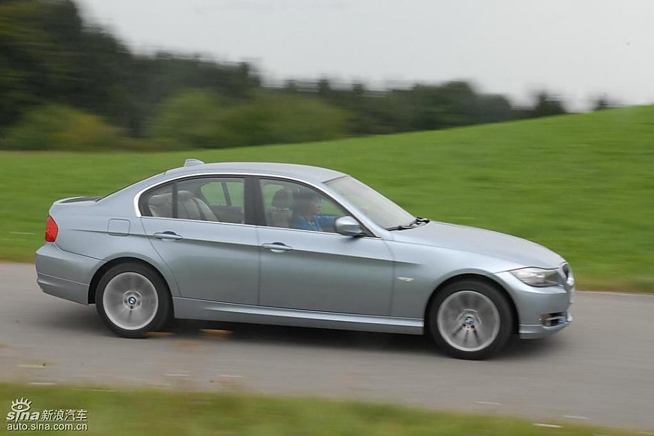09款宝马3系轿车行驶动态