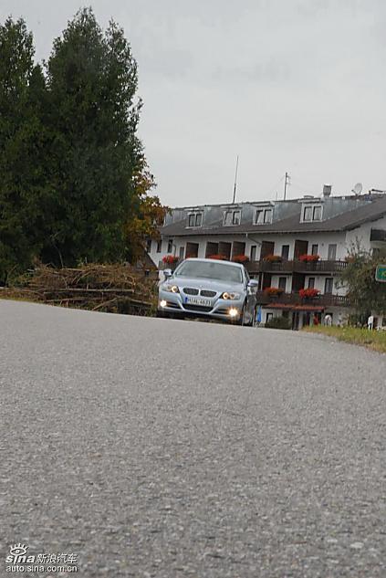 09款宝马3系轿车行驶动态
