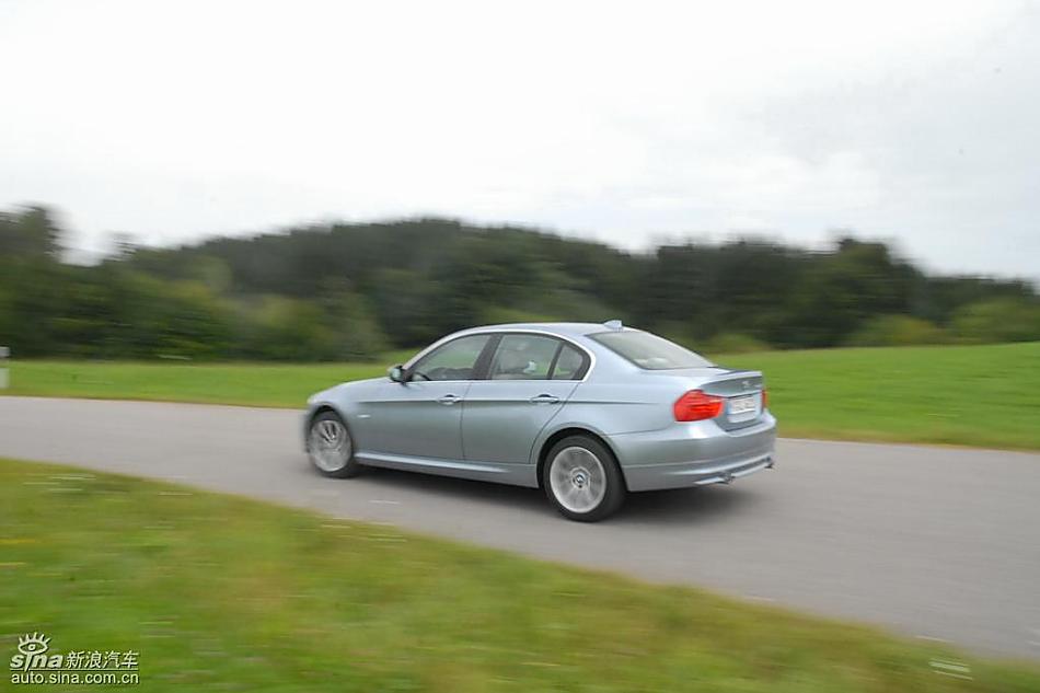 09款宝马3系轿车行驶动态