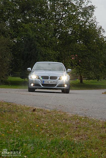 09款宝马3系轿车行驶动态