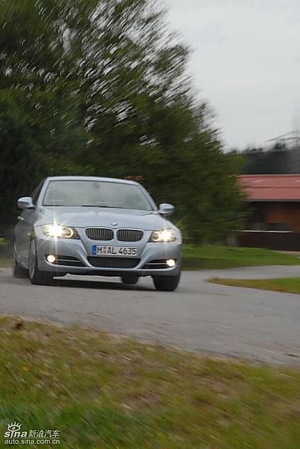 09款宝马3系轿车行驶动态