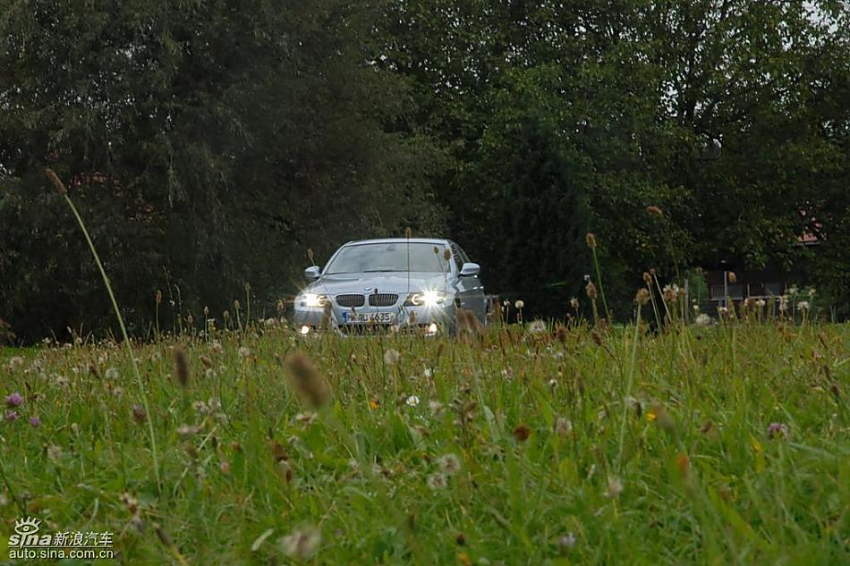 09款宝马3系轿车行驶动态