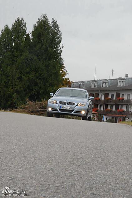 09款宝马3系轿车行驶动态